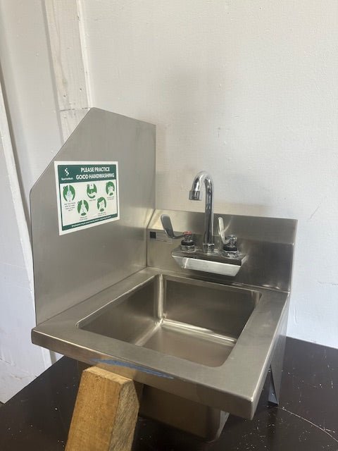 ELKAY FOOD SERVICE PRODUCTS BRACKETED WALL MOUNTED HAND WASH SINK W/SPLASH GUARD - Second Life - Equipment - collection_name