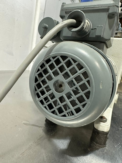 LEYBOLD-HERAEUS S2A TRIVAC ROTARY VANE VACUUM PUMP