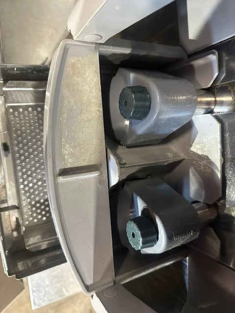 ZUMMO Z14C 110V H.D COMMERCIAL S.S AUTOMATIC CITRUS JUICER MACHINE ON SERVICE CABINET