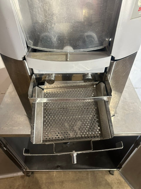 ZUMMO Z14C 110V H.D COMMERCIAL S.S AUTOMATIC CITRUS JUICER MACHINE ON SERVICE CABINET