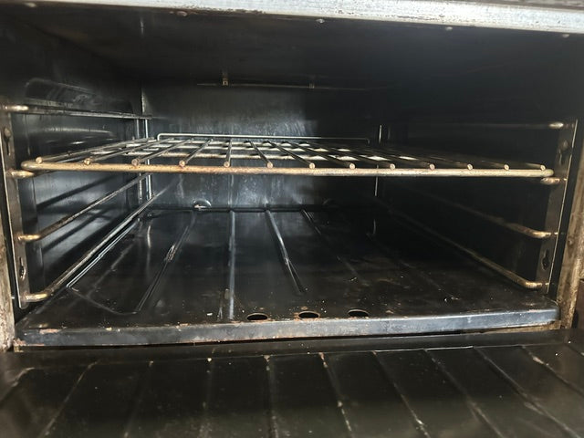 "GARLAND M44R" H.D NATURAL GAS COMMERCIAL 4 BURNERS STOVE WITH OVEN