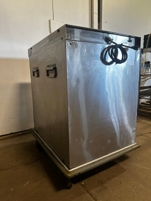 "CRES COR" UNDERCOUNTER ELECTRIC 120V 1PH WARMING/HOLDING CABINET ON CASTERS