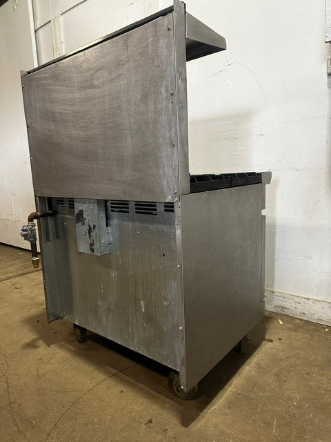 "AMERICAN RANGE AR-6" H.D  N GAS COMMERCIAL 6 BURNER STOVE WITH OVEN  2 RACKS