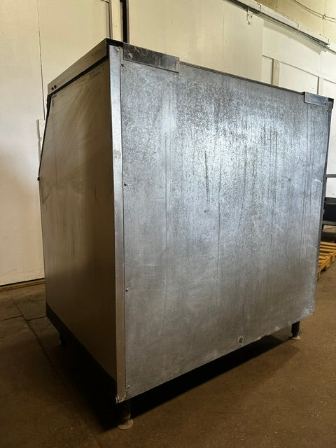 "MANITOWOC S970" HD COMMERCIAL 50"H x 48"W x 33"D  ICE BIN ON LEGS, 710LBS
