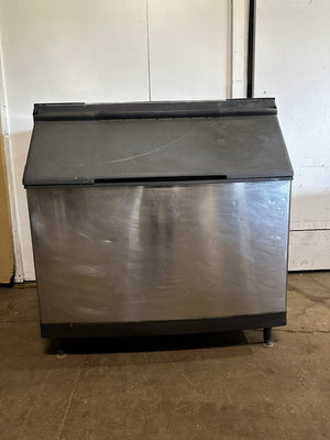 "MANITOWOC S970" HD COMMERCIAL 50"H x 48"W x 33"D  ICE BIN ON LEGS, 710LBS