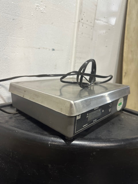 NCI WEIGH TRONIX MODEL: 6720-15 SCALE W/ 15KG CAPACITY DIGITAL PARCEL SCALE