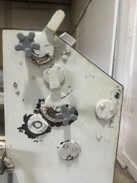 ACME MODEL 88 PIZZA DOUGH ROLLER/SHEETER 24" BELT W/ 2 PRESS PLATES 6"W and 9"W - Second Life - Equipment - collection_name