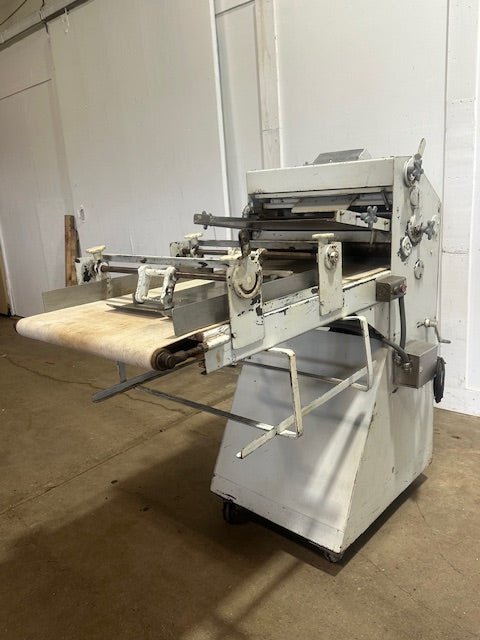 ACME MODEL 88 PIZZA DOUGH ROLLER/SHEETER 24" BELT W/ 2 PRESS PLATES 6"W and 9"W - Second Life - Equipment - collection_name