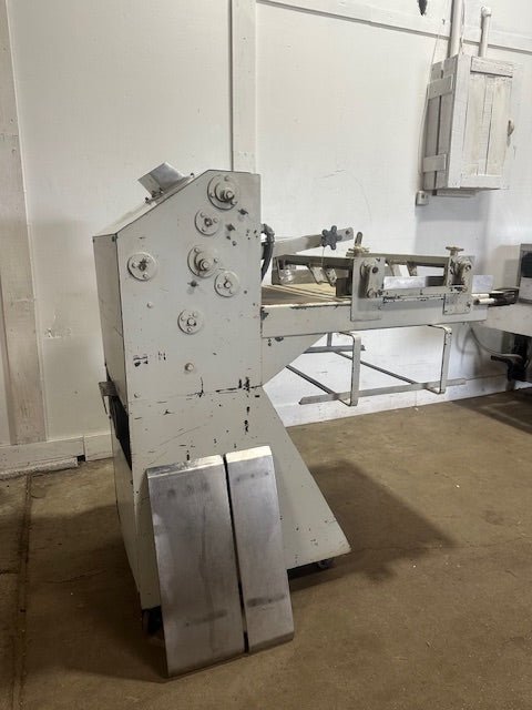 ACME MODEL 88 PIZZA DOUGH ROLLER/SHEETER 24" BELT W/ 2 PRESS PLATES 6"W and 9"W - Second Life - Equipment - collection_name