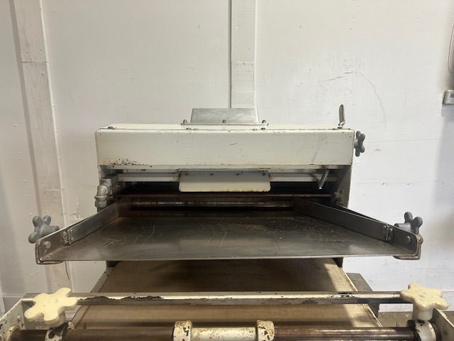 ACME MODEL 88 PIZZA DOUGH ROLLER/SHEETER 24" BELT W/ 2 PRESS PLATES 6"W and 9"W - Second Life - Equipment - collection_name