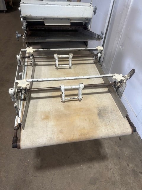 ACME MODEL 88 PIZZA DOUGH ROLLER/SHEETER 24" BELT W/ 2 PRESS PLATES 6"W and 9"W - Second Life - Equipment - collection_name