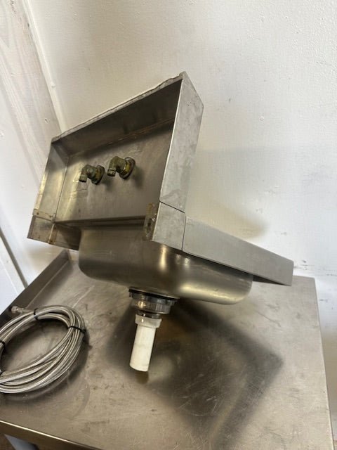 "ADVANCE TABCO" STAINLESS STEEL WALL MOUNTED HAND WASH SINK, 19x17 1/8"x15 1/8" - Second Life - Equipment - collection_name