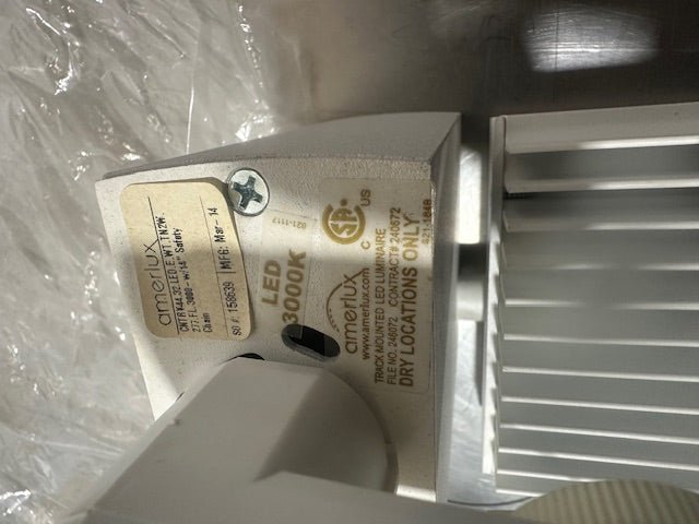 AMERLUX CNTRY44.32 CONTOUR VERTICAL LED 3000K TRACK MOUNTED LED LIGHT LUMINAIRE + SAFETY CHAIN - Second Life - Equipment - collection_name