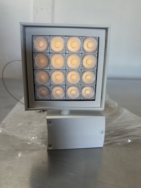 AMERLUX CNTRY44.32 CONTOUR VERTICAL LED 3000K TRACK MOUNTED LED LIGHT LUMINAIRE + SAFETY CHAIN - Second Life - Equipment - collection_name