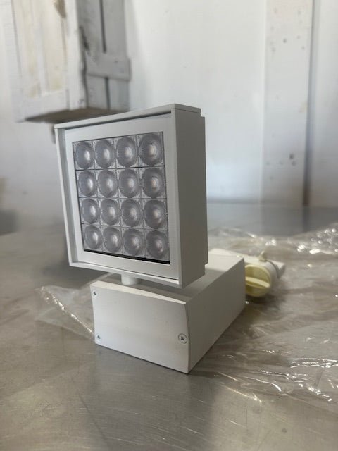 AMERLUX CNTRY44.32 CONTOUR VERTICAL LED 3000K TRACK MOUNTED LED LIGHT LUMINAIRE + SAFETY CHAIN - Second Life - Equipment - collection_name