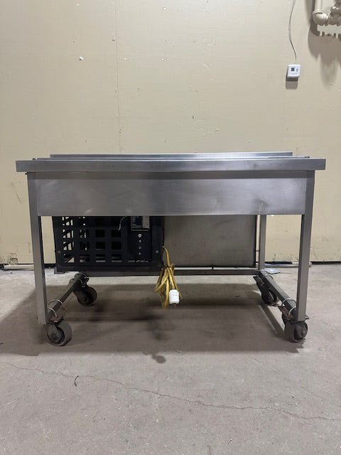 ATLAS METAL FROST TOP REFRIGERATED UNIT SELF CONTAINED REFRIGERATION GALVANIZED STEEL OUTER LINER WITH ON/OFF SWITCH ON CASTERS - Bargains R Ours - #collection_name#