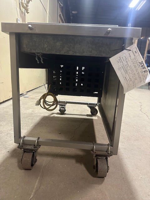 ATLAS METAL FROST TOP REFRIGERATED UNIT SELF CONTAINED REFRIGERATION GALVANIZED STEEL OUTER LINER WITH ON/OFF SWITCH ON CASTERS - Bargains R Ours - #collection_name#