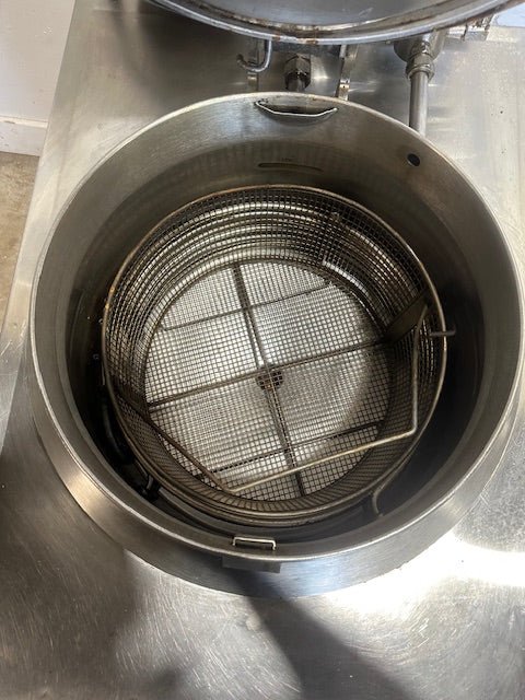 BKI FKM 230v 3PH ELECTRIC PRESSURE FRYER w/OIL FILTRATION PAN AND FRYER BASKET - Second Life - Equipment - collection_name