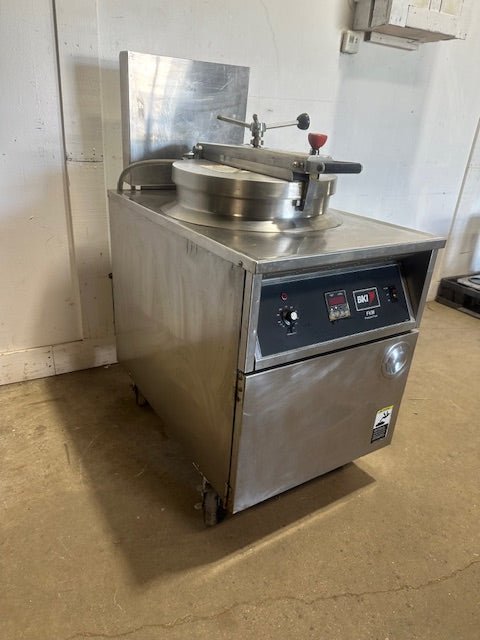 BKI FKM 230v 3PH ELECTRIC PRESSURE FRYER w/OIL FILTRATION PAN AND FRYER BASKET - Second Life - Equipment - collection_name
