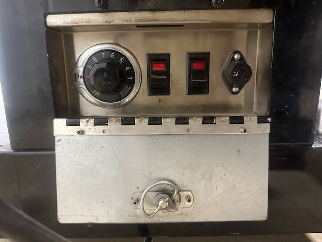 BKI MM - 4 HEATED,LIGHTED HOT FOOD DISPLAY MERCHANDISER W/2 WOODEN SHELF 120V,1PH - Second Life - Equipment - collection_name