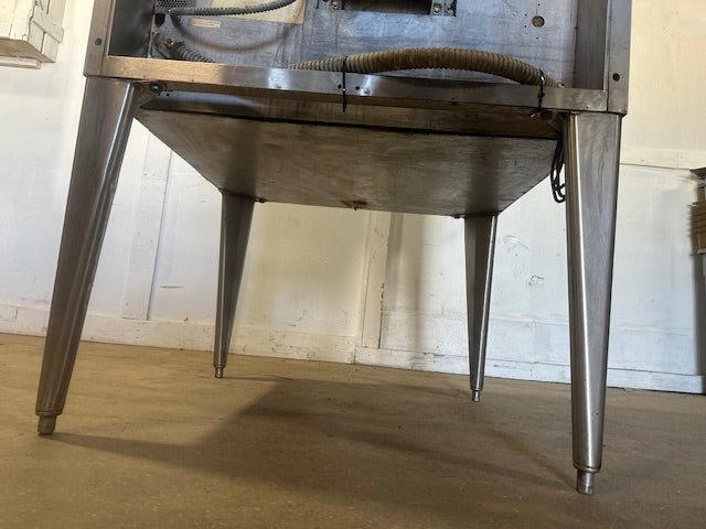 "BLODGETT" MARK V" SS ELECTRIC 200 - 230v 1ph CONVECTION OVEN ON LEGS w/3 RACKS - Second Life - Equipment - collection_name