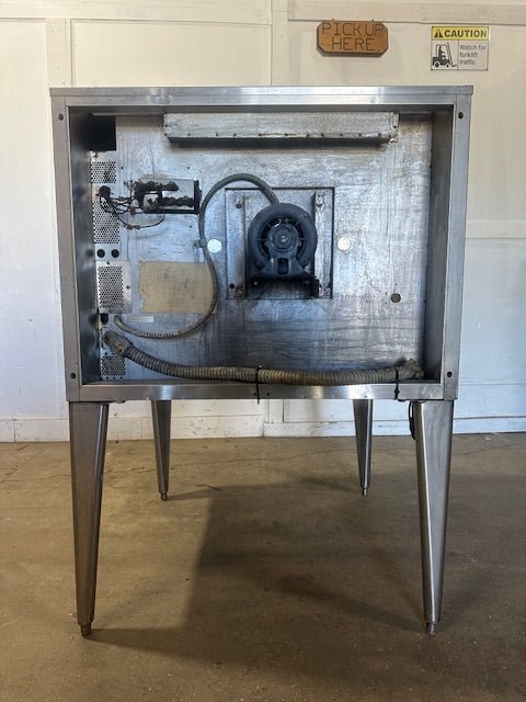 "BLODGETT" MARK V" SS ELECTRIC 200 - 230v 1ph CONVECTION OVEN ON LEGS w/3 RACKS - Second Life - Equipment - collection_name