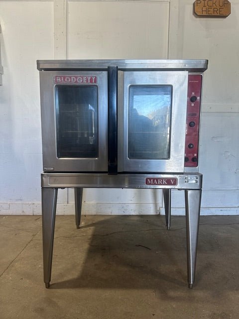 "BLODGETT" MARK V" SS ELECTRIC 200 - 230v 1ph CONVECTION OVEN ON LEGS w/3 RACKS - Second Life - Equipment - collection_name