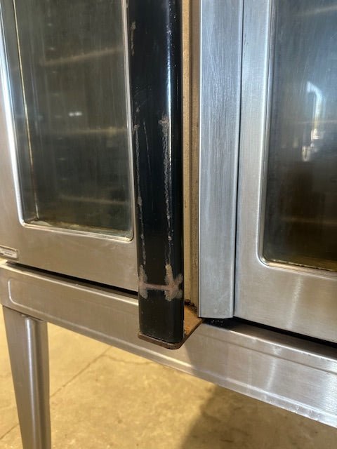 "BLODGETT" MARK V" SS ELECTRIC 200 - 230v 1ph CONVECTION OVEN ON LEGS w/3 RACKS - Second Life - Equipment - collection_name