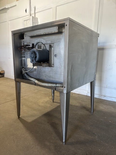 "BLODGETT" MARK V" SS ELECTRIC 200 - 230v 1ph CONVECTION OVEN ON LEGS w/3 RACKS - Second Life - Equipment - collection_name