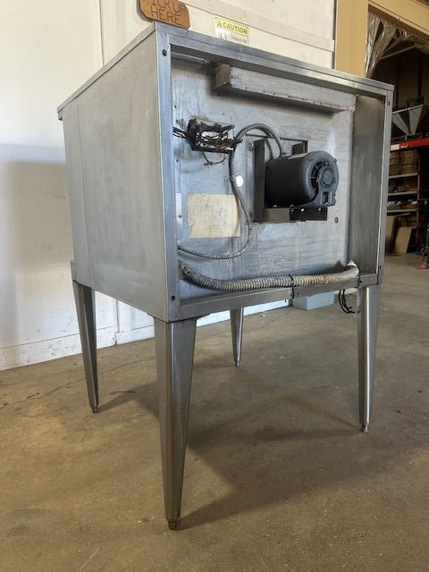"BLODGETT" MARK V" SS ELECTRIC 200 - 230v 1ph CONVECTION OVEN ON LEGS w/3 RACKS - Second Life - Equipment - collection_name