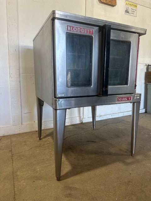 "BLODGETT" MARK V" SS ELECTRIC 200 - 230v 1ph CONVECTION OVEN ON LEGS w/3 RACKS - Second Life - Equipment - collection_name