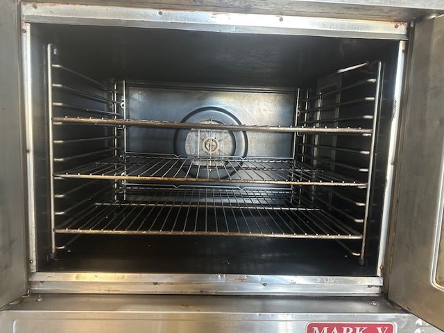 "BLODGETT" MARK V" SS ELECTRIC 200 - 230v 1ph CONVECTION OVEN ON LEGS w/3 RACKS - Second Life - Equipment - collection_name