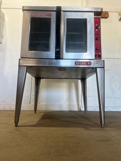 "BLODGETT" MARK V" SS ELECTRIC 200 - 230v 1ph CONVECTION OVEN ON LEGS w/3 RACKS - Second Life - Equipment - collection_name