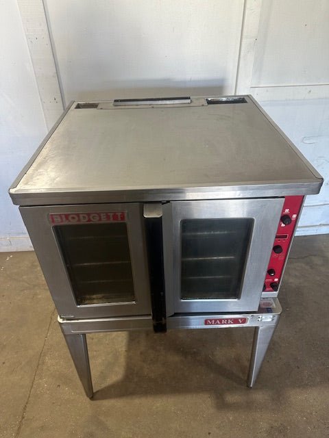 "BLODGETT" MARK V" SS ELECTRIC 200 - 230v 1ph CONVECTION OVEN ON LEGS w/3 RACKS - Second Life - Equipment - collection_name