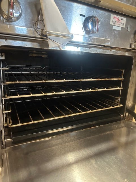 BLODGETT NATURAL GAS GRILL/OVEN 2 BURNER STOVE 4 RACK OVEN 4 TEMPERATURE CONTROL KNOBS - Bargains R Ours - #collection_name#