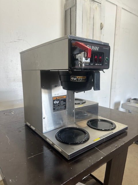 BUNN CWTF153LWRMRPF 120V 1PH POUR OVER OR DIRECT LINE COFFEE BREWER W/3 WARMERS - Second Life - Equipment - collection_name