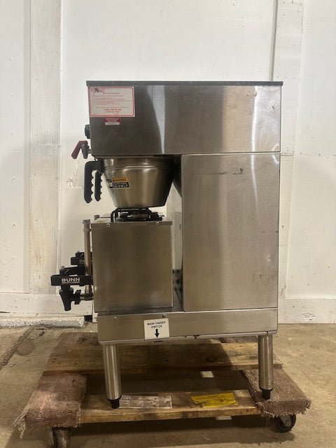 BUNN STAINLESS STEEL HEAVY DUTY COMMERCIAL COUNTER TOP DUAL COFFEE GRINDER/BREWER WITH WARMERS AND HOT WATER SPIGOT ON LEGS - Second Life - Equipment - collection_name