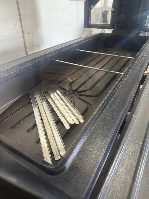 CAMBRO DOUBLE SIDED ICE BED BUFFET W/ FOLDABLE SNEEZE GUARDS AND TRAY SLIDES - Second Life - Equipment - collection_name