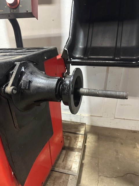 "COATS 1001"DIRECT - DRIVE COMPUTER WHEEL/TIRE BALANCER FOR TRUCK & CAR ,3PH 220V - Second Life - Equipment - collection_name