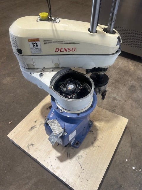 "DENSO HM - 40603E2/GM"H.D INDUSTRIAL ROBOT ARM,10KG/22 LB & 600MM/23.6IN, 4 - AXIS - Second Life - Equipment - collection_name