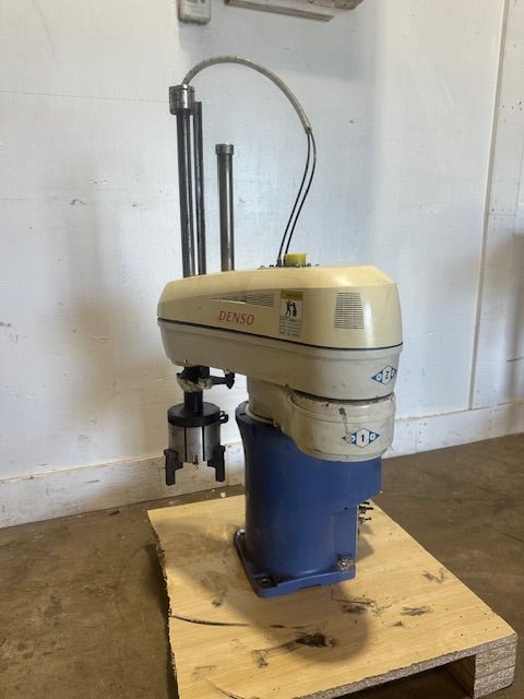 "DENSO HM - 40603E2/GM"H.D INDUSTRIAL ROBOT ARM,10KG/22 LB & 600MM/23.6IN, 4 - AXIS - Second Life - Equipment - collection_name
