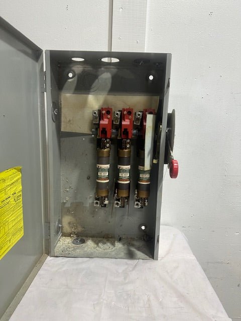 EATON DH364FGK 200 AMP H.D. 3 POLE SERIES C SAFETY SWITCH IN A TYPE 1 ENCLOSURE - Second Life - Equipment - collection_name