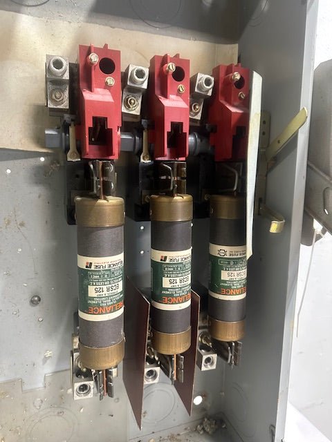 EATON DH364FGK 200 AMP H.D. 3 POLE SERIES C SAFETY SWITCH IN A TYPE 1 ENCLOSURE - Second Life - Equipment - collection_name