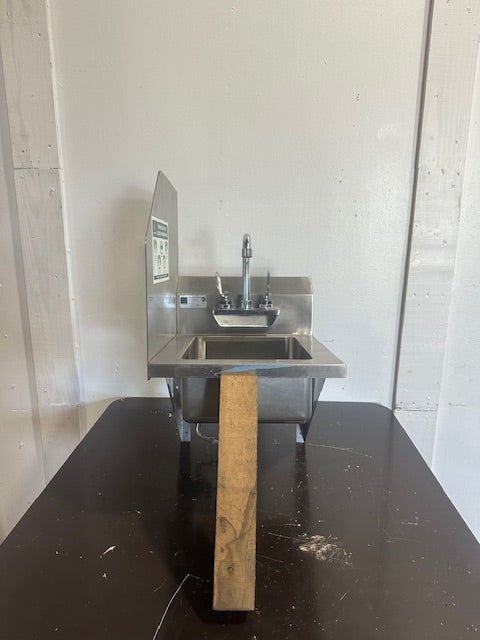 ELKAY FOOD SERVICE PRODUCTS BRACKETED WALL MOUNTED HAND WASH SINK W/SPLASH GUARD - Second Life - Equipment - collection_name
