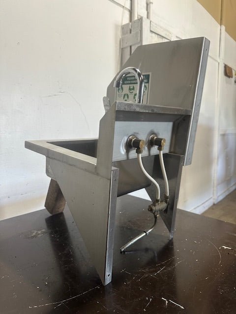 ELKAY FOOD SERVICE PRODUCTS BRACKETED WALL MOUNTED HAND WASH SINK W/SPLASH GUARD - Second Life - Equipment - collection_name