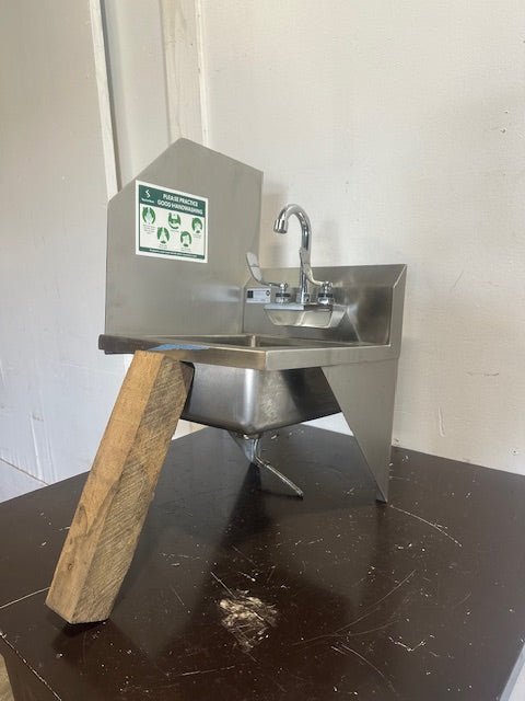 ELKAY FOOD SERVICE PRODUCTS BRACKETED WALL MOUNTED HAND WASH SINK W/SPLASH GUARD - Second Life - Equipment - collection_name
