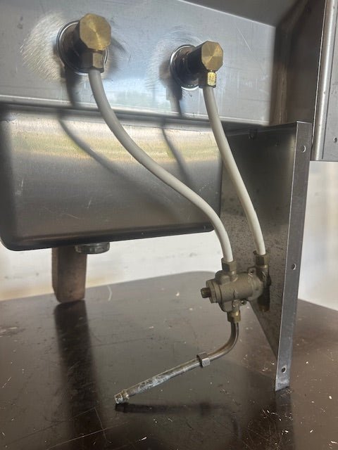 ELKAY FOOD SERVICE PRODUCTS BRACKETED WALL MOUNTED HAND WASH SINK W/SPLASH GUARD - Second Life - Equipment - collection_name