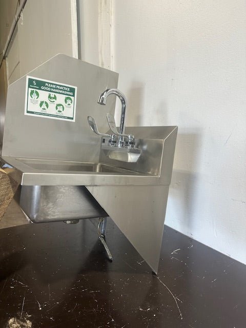 ELKAY FOOD SERVICE PRODUCTS BRACKETED WALL MOUNTED HAND WASH SINK W/SPLASH GUARD - Second Life - Equipment - collection_name