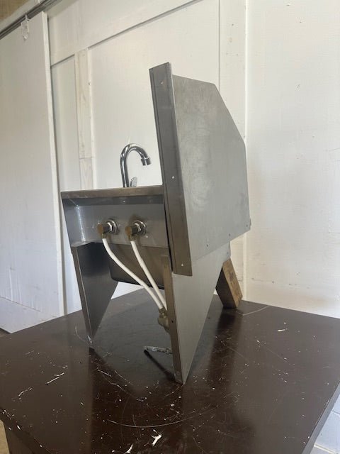 ELKAY FOOD SERVICE PRODUCTS BRACKETED WALL MOUNTED HAND WASH SINK W/SPLASH GUARD - Second Life - Equipment - collection_name