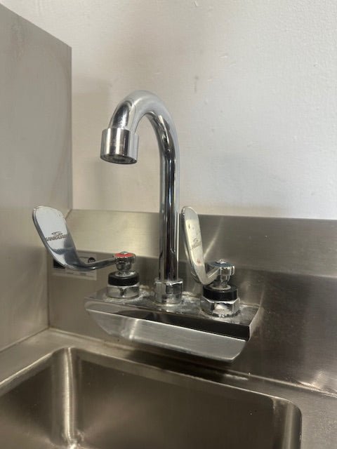 ELKAY FOOD SERVICE PRODUCTS BRACKETED WALL MOUNTED HAND WASH SINK W/SPLASH GUARD - Second Life - Equipment - collection_name